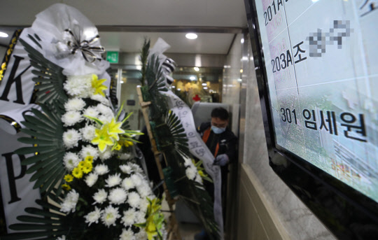 외래 진료환자가 휘두른 흉기에 숨진 고(故) 임세원 강북삼성병원 정신건강의학과 교수의 빈소가 2일 서울 새문안로 서울적십자병원 장례식장에 마련됐다. 연합뉴스
